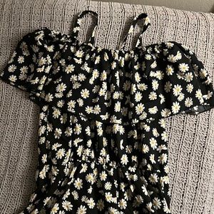 Daisy printed floral romper.